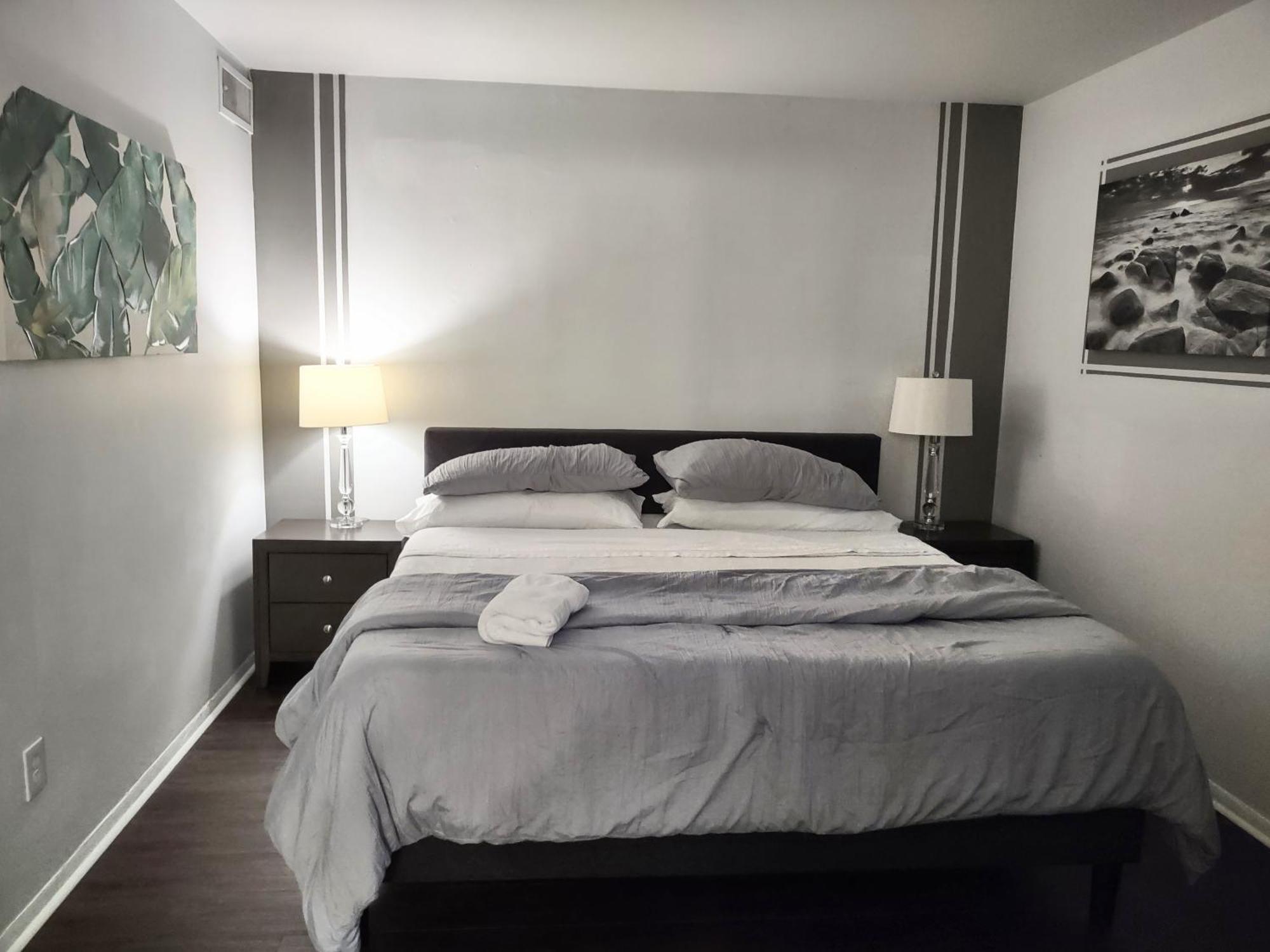 Desirable Condo In Central Ралей Екстериор снимка