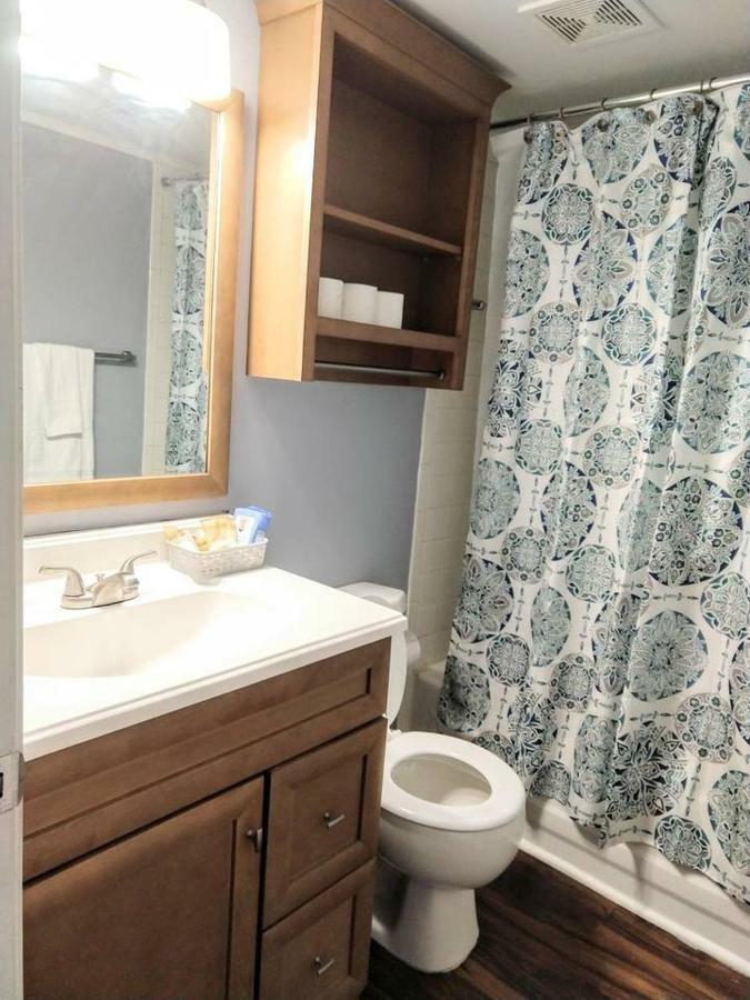 Desirable Condo In Central Ралей Екстериор снимка