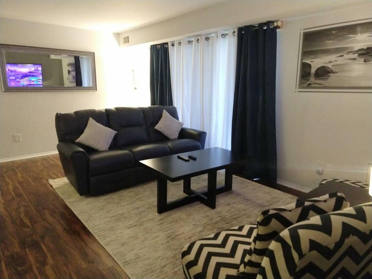 Desirable Condo In Central Ралей Екстериор снимка