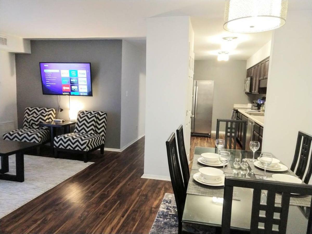 Desirable Condo In Central Ралей Екстериор снимка