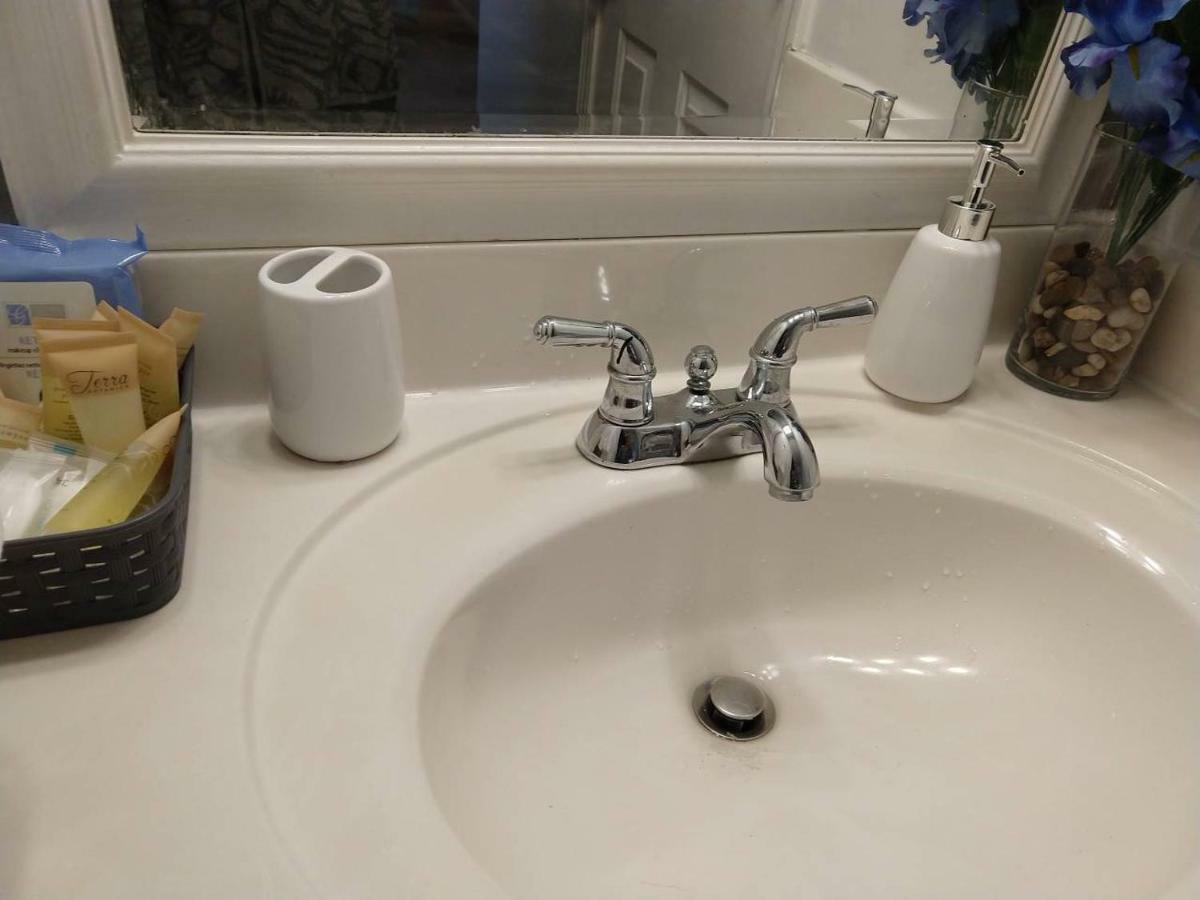 Desirable Condo In Central Ралей Екстериор снимка