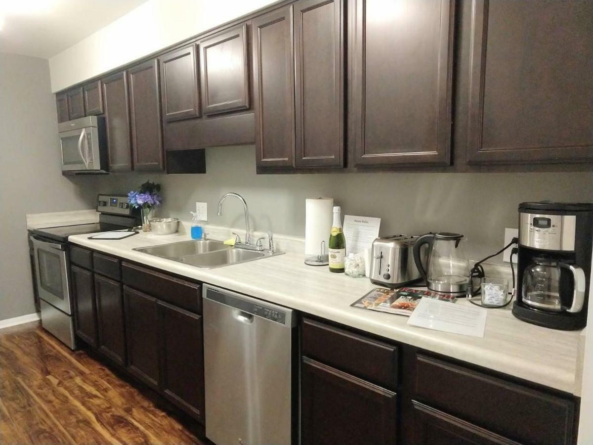 Desirable Condo In Central Ралей Екстериор снимка