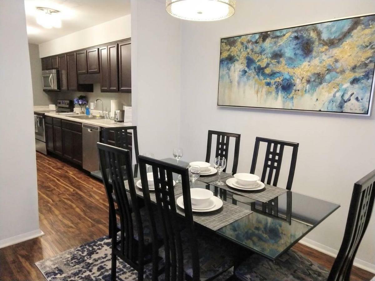 Desirable Condo In Central Ралей Екстериор снимка