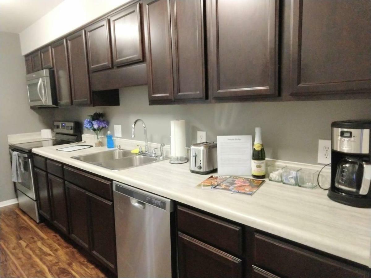 Desirable Condo In Central Ралей Екстериор снимка