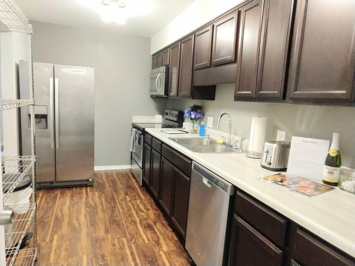 Desirable Condo In Central Ралей Екстериор снимка