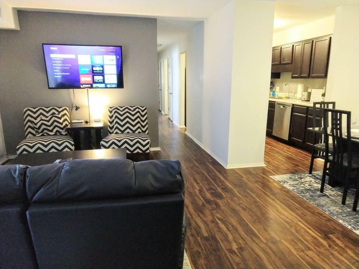 Desirable Condo In Central Ралей Екстериор снимка