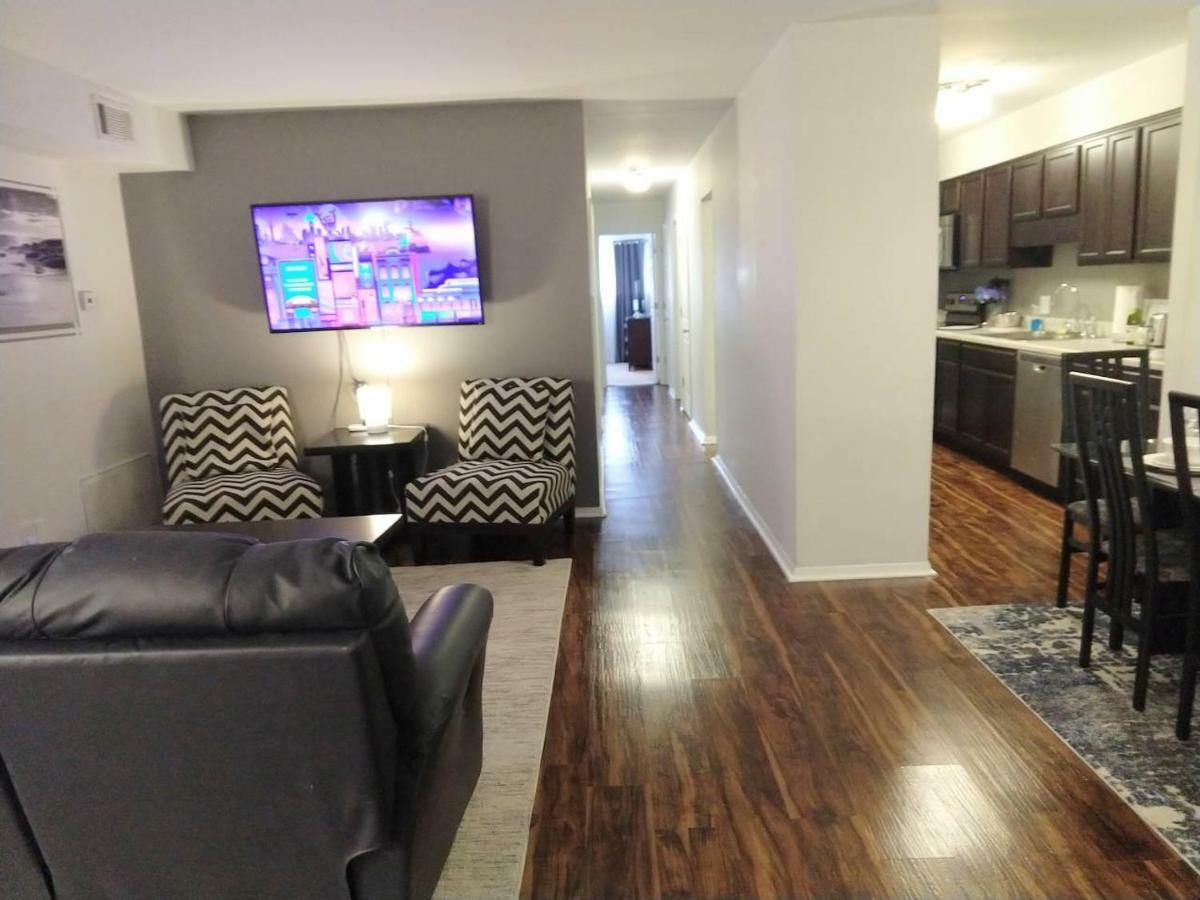 Desirable Condo In Central Ралей Екстериор снимка